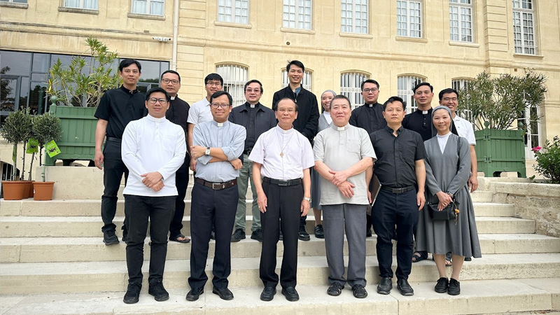 duc cha giuse nguyen duc cuong giam muc giao phan thanh hoa vieng tham muc vu tai phap