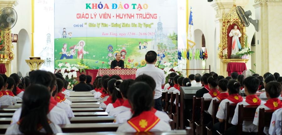 hat tam tong duc cha giuse  tham vieng muc vu khoa dao tao glv – huynh truong giao he 2025