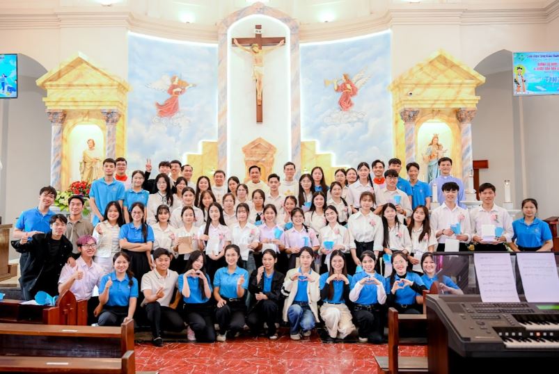 nhom sinh vien cong giao thanh hoa que nha thanh le khai giang va don chao tan sinh vien nam 2025