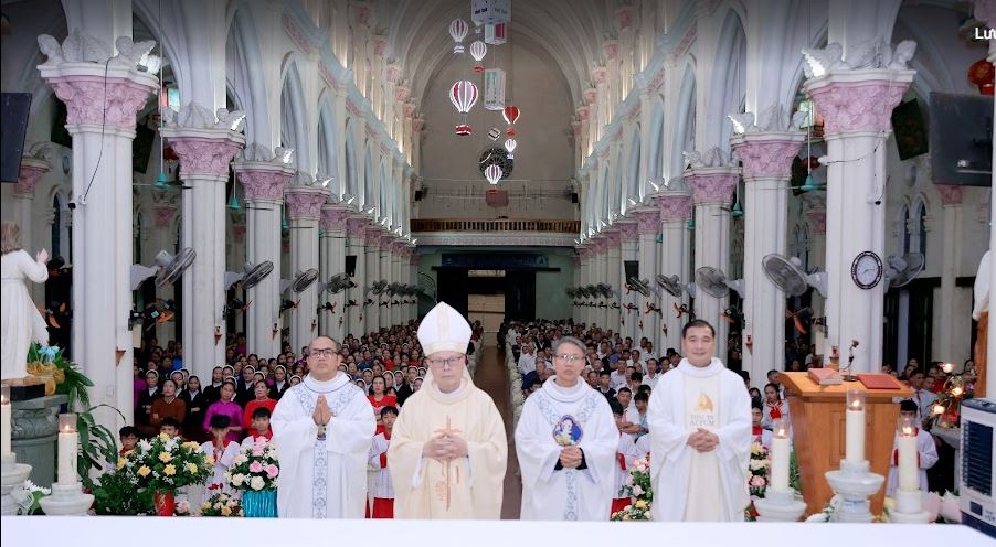 giao xu huu le tong ket thang man coi  va dang le vong kinh cac thanh nam nu