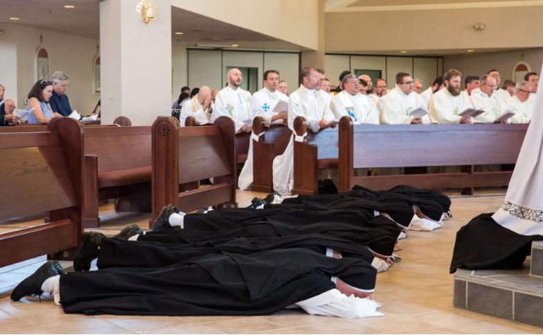 viec dang hien chinh minh trong cac loi khan dong