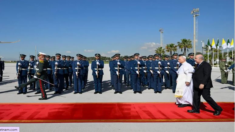 tong du algeria duc thanh cha leo xiv roi algeria bat dau chuyen tong du tai camerun