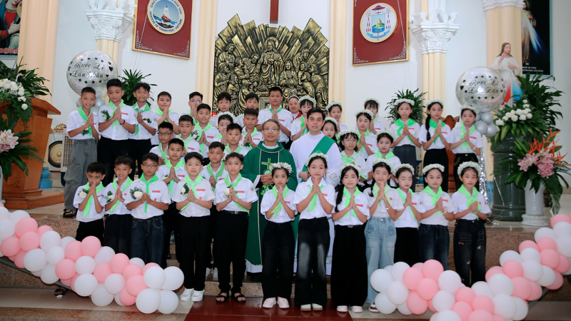 giao xu huu le 99 thieu nhi han hoan don chua giesu thanh the lan dau tien