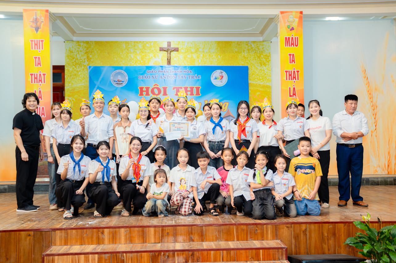 giao xu anton tay trac hoi thi tieng chuong ngan vang   he 2025.