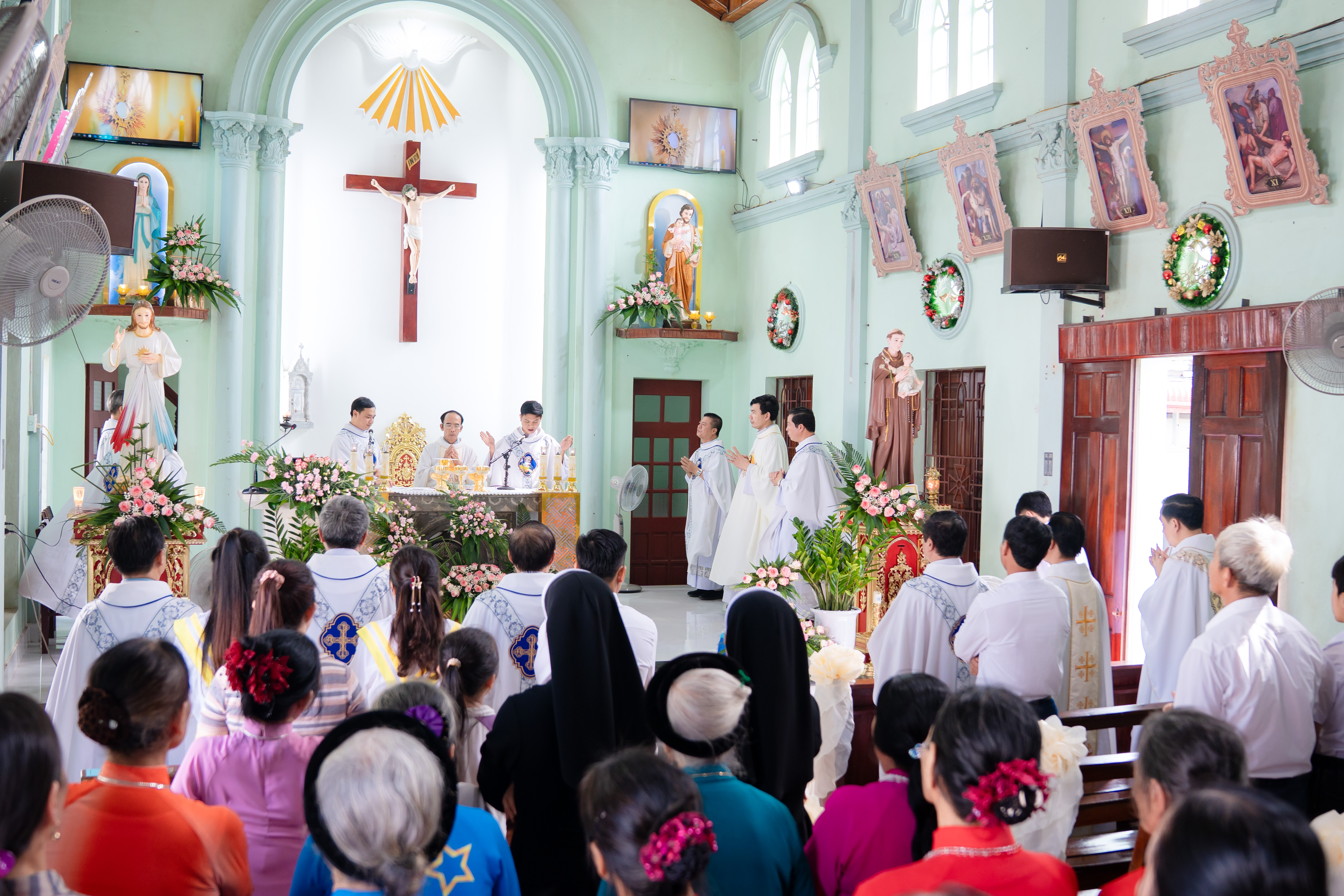 giao xu khanh linh thanh le ta on tuan chau luot thay mat giao phan