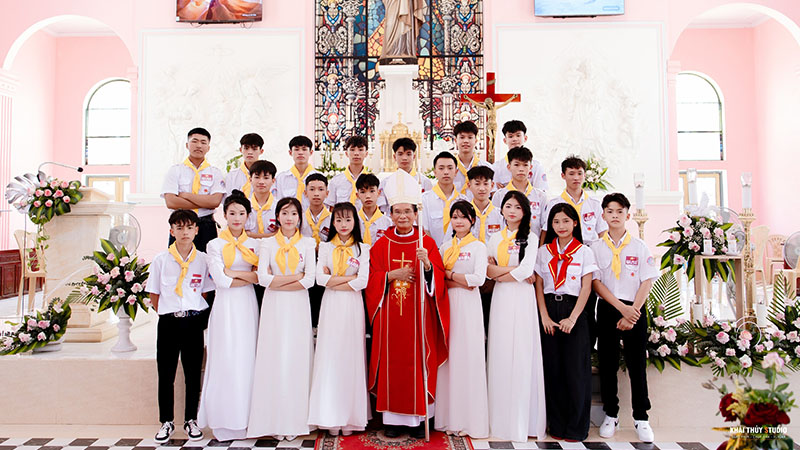 giao xu ngoc long han hoan don nhan nhieu hong an trong thanh le ta on be mac tuan chau thanh the thay mat giao phan