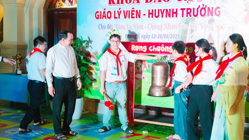giao hat phong y hoi thi “rung chuong vang” khoa huan luyen giao ly vien   huynh truong he 2025