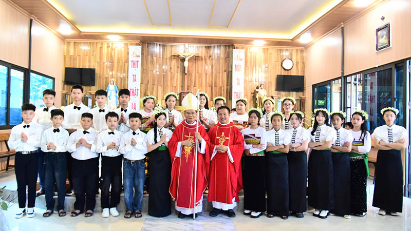 cong doan lam xa duc cha giuse nguyen duc cuong cu hanh thanh le be mac tuan chau thanh the va ban bi tich them suc cho 24 em thieu nien