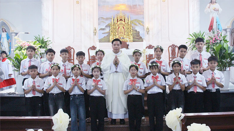 giao xu phuc lang long trong cu hanh thanh le mung duc maria hon xac len troi   bon mang giao xu va 18 em thieu nhi don nhan hong an thanh the lan dau