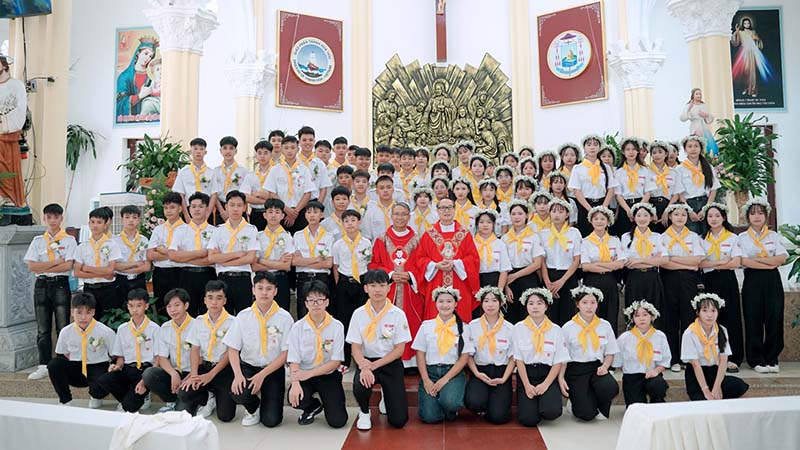 giao xu huu le han hoan don cha tong dai dien ve ban bi tich them suc cho 78 em thieu nien