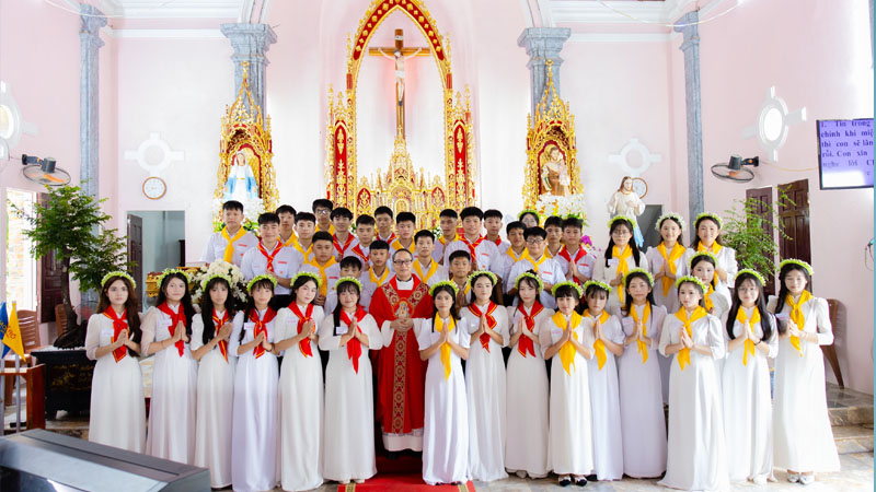 giao xu dong phuc thanh le ta on be mac tuan chau thanh the va ban bi tich them suc cho 45 em thieu nien