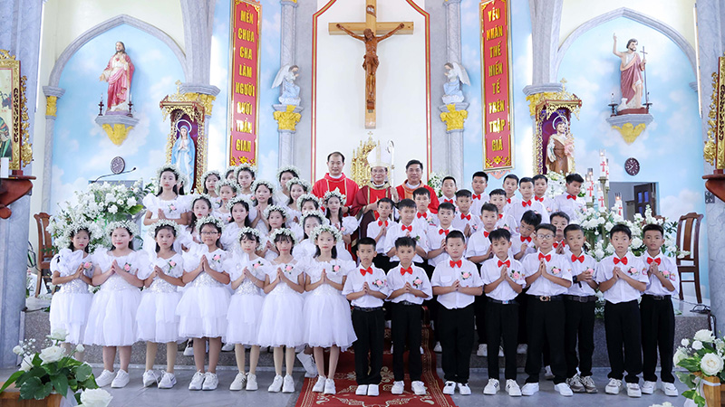 giao xu thuong chieu duc cha giao phan cu hanh thanh le ban bi tich them suc cho 17 em thieu nhi va ban bi tich thanh the cho 45 em xung toi ruoc le lan dau