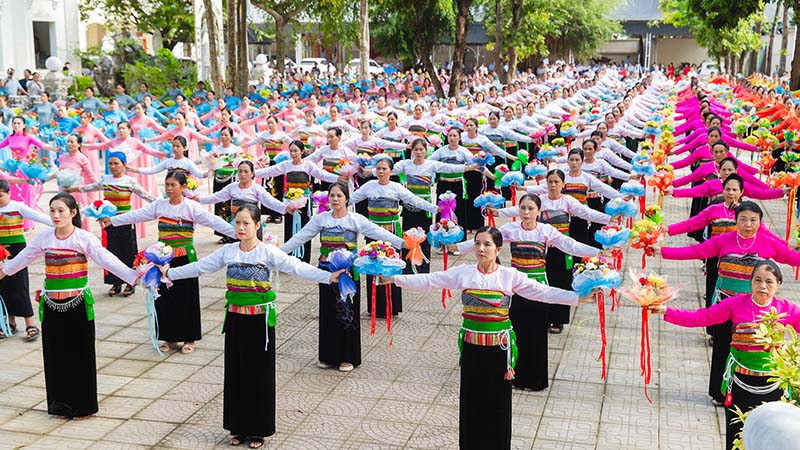 thanh le hanh huong nam thanh tai giao hat phong y