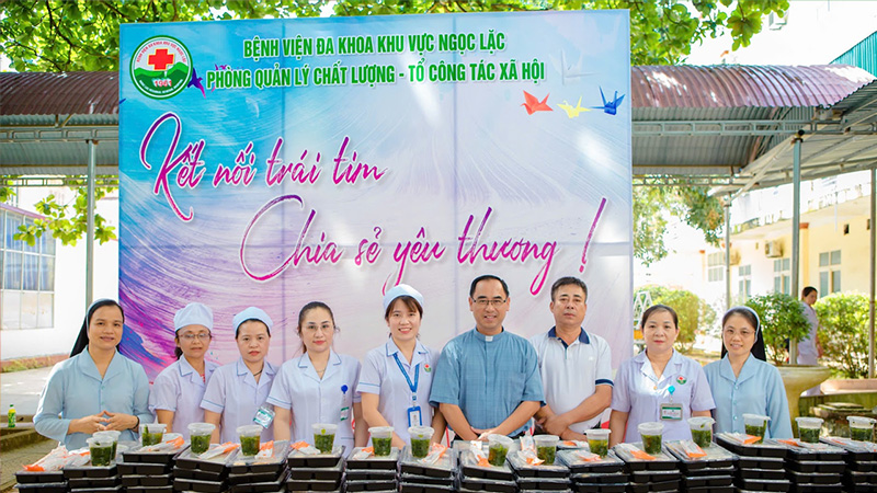 ???????bua com nghia tinh am long benh nhan ngheo