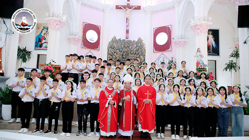 giao xu huu le han hoan don duc giam muc giu se nguyen duc cuong ban bi tich them suc cho cac em thieu nhi
