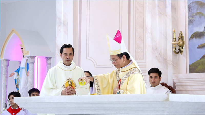 giao xu phuc lang long trong cu hanh thanh le ta on ky niem 135 nam thanh lap cung hien ban tho va lam phep nha muc vu