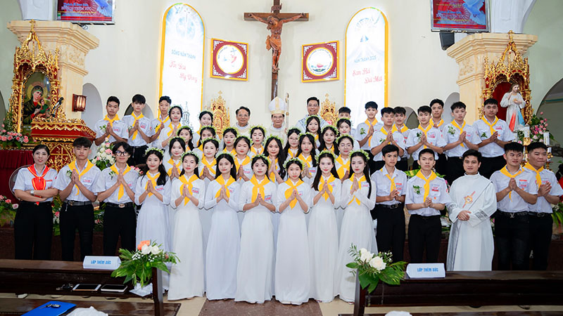 giao xu tam tong duc cha giuse nguyen duc cuong cu hanh thanh le ban bi tich them suc cho 156 em thanh thieu nien