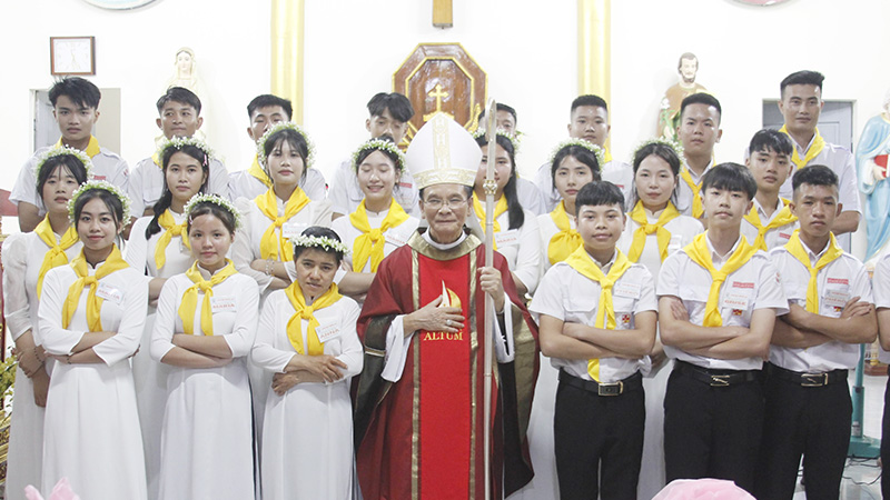 giao xu thanh xuan duc cha giuse nguyen duc cuong cu hanh thanh le ban bi tich them suc va minh thanh chua lan dau cho cac em thieu nhi