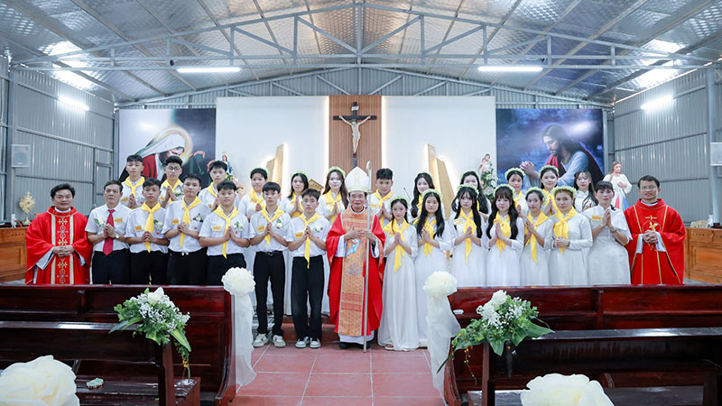 giao xu ngoc lac thanh le ta on be mac tuan chau thanh the va ban bi tich them suc cho 25 em thieu nien
