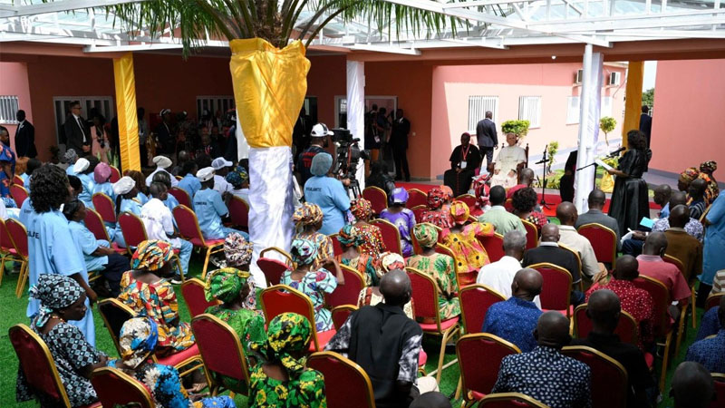 tong du angola duc thanh cha leo xiv tham nha don tiep nguoi cao tuoi tai saurimo