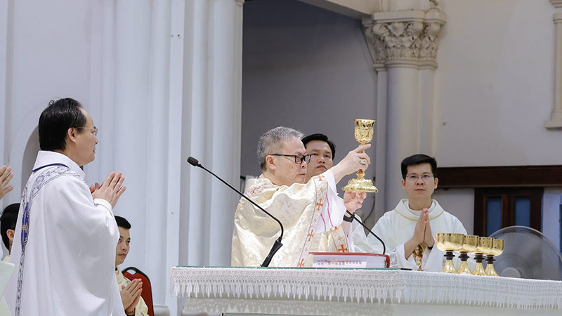 duc tong giuse nguyen chi linh cu hanh thanh le chua phuc sinh tai nha tho chinh toa thanh hoa