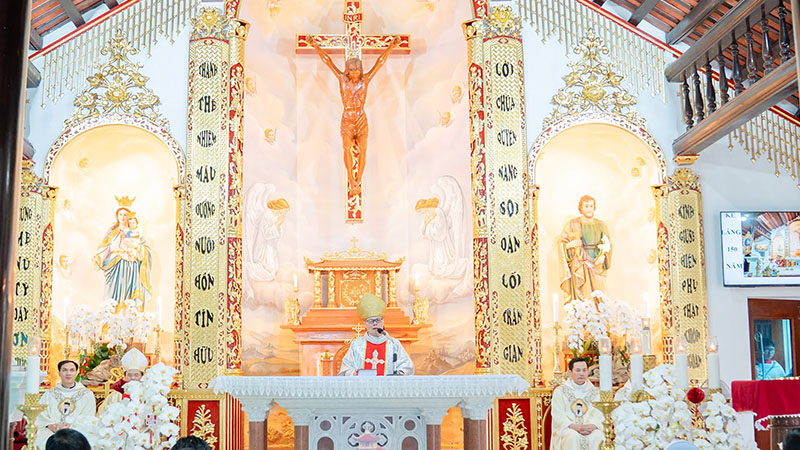 giao xu ke lang duc tong giuse nguyen chi linh cu hanh thanh le ta on cung hien ban tho va lam phep nha tho co   mung ky niem 150 nam xay dung nha tho va 160 nam thanh lap giao xu