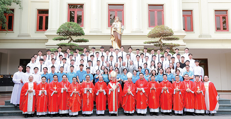 tieu chung vien thanh phaolo le bao tinh sau lang va song dong trong ngay dai le quan thay