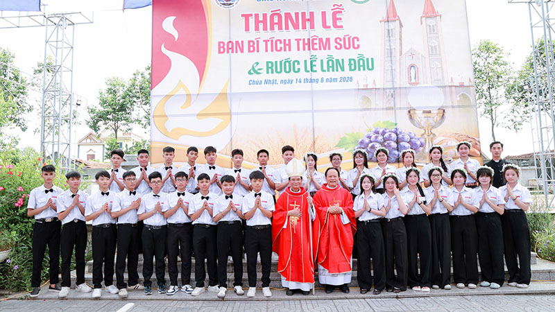 ???????giao xu ngoc dinh thanh le ta on be mac tuan chau thanh the va ban bi tich them suc ruoc le lan dau cho cac em thieu nhi