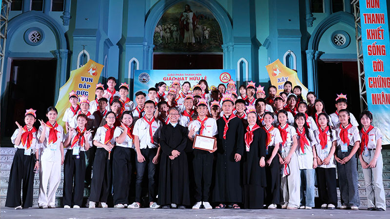 khoa dao tao giao ly vien – huynh truong giao hat huu le dem thi rung chuong vang day y nghia