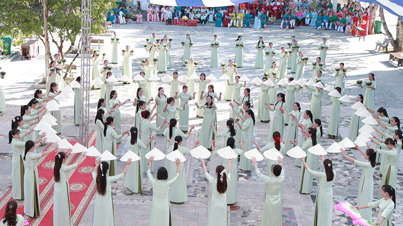 giao xu phuoc nam ngay dang hoa hiep thong kinh duc me man coi lien giao xu