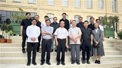 duc cha giuse nguyen duc cuong giam muc giao phan thanh hoa vieng tham muc vu tai phap