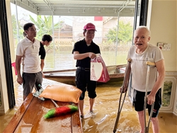 giao phan thanh hoa duc cha giuse tham hoi giao dan vung lu tai giao xu thanh vinh son