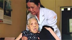 trong duc tin va duc ai cac nu tu viet nam phuc vu cac nan nhan mac benh phong