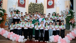 giao xu huu le 99 thieu nhi han hoan don chua giesu thanh the lan dau tien