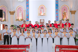 giao xu duong giao duc cha giuse nguyen duc cuong cu hanh thanh le ban bi tich them suc cho 27 em thieu nhi