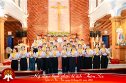 giao xu tien thon duc cha giuse nguyen duc cuong cu hanh le suy ton thanh gia va ban bi tich them suc cho 30 em thieu nhi.