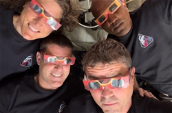 phi hanh gia nasa nhac lai gioi ran yeu thuong cua chua khi tau vu tru bay quanh mat trang