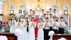 giao xu my dien thanh le ban bi tich them suc cho 20 em thieu nien