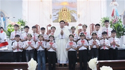 giao xu phuc lang long trong cu hanh thanh le mung duc maria hon xac len troi   bon mang giao xu va 18 em thieu nhi don nhan hong an thanh the lan dau