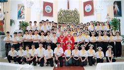 giao xu huu le han hoan don cha tong dai dien ve ban bi tich them suc cho 78 em thieu nien