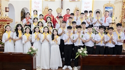 giao xu tam tong duc tong giuse nguyen chi linh cu hanh thanh le be mac tuan chau thanh the va ban bi tich them suc cho 92 em thieu nien