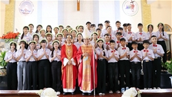 giao xu dong quang duc cha giuse nguyen duc cuong cu hanh thanh le ban bi tich them suc cho 44 em thieu nien