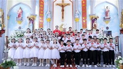 giao xu thuong chieu duc cha giao phan cu hanh thanh le ban bi tich them suc cho 17 em thieu nhi va ban bi tich thanh the cho 45 em xung toi ruoc le lan dau