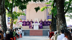 giao xu chinh toa duc cha giuse nguyen duc cuong cu hanh thanh le cau nguyen cho cac linh hon da qua doi tai nghia trang cho nhang giao xu chinh toa