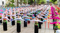 thanh le hanh huong nam thanh tai giao hat phong y