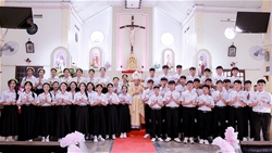 giao xu thien giao han hoan cu hanh thanh le ta on be mac tuan chau thanh the va cu hanh bi tich them suc cho 41 em thieu nien