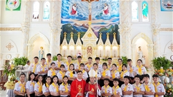 giao xu van thanh duc cha giao phan cu hanh thanh le be mac tuan chau va ban bi tich them suc cho 33 em thieu nien
