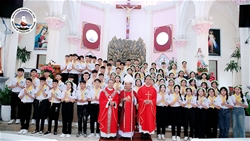 giao xu huu le han hoan don duc giam muc giu se nguyen duc cuong ban bi tich them suc cho cac em thieu nhi