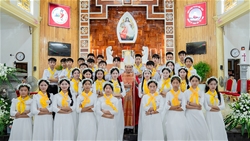 giao xu phuc dia duc cha giuse nguyen duc cuong cu hanh thanh le ban bi tich them suc cho 69 em thieu nhi