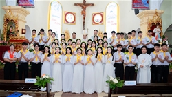 giao xu tam tong duc cha giuse nguyen duc cuong cu hanh thanh le ban bi tich them suc cho 156 em thanh thieu nien